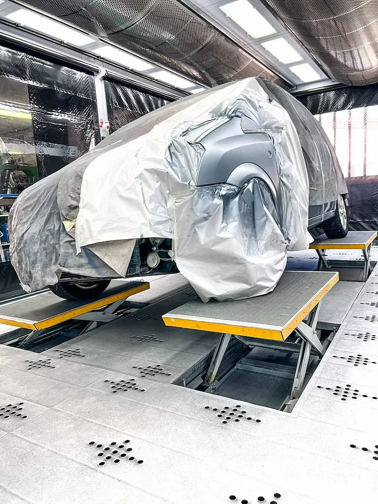 Masquage avant peinture – atelier CFK Carrosserie à Mérignac