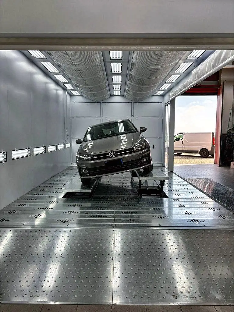 Cabine de peinture pressurisée – atelier CFK Carrosserie à Mérignac